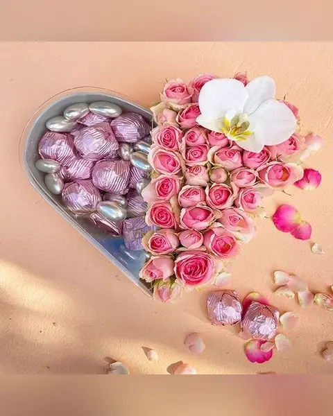 Kalpli Kutuda Pembe Güller ve Çikolata