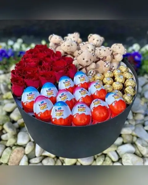 Kutuda Kırmızı Güller ve Sürpriz Çikolata