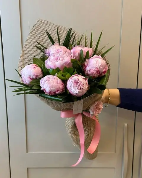 Hasır Sargılı Pembe Şakayıklar