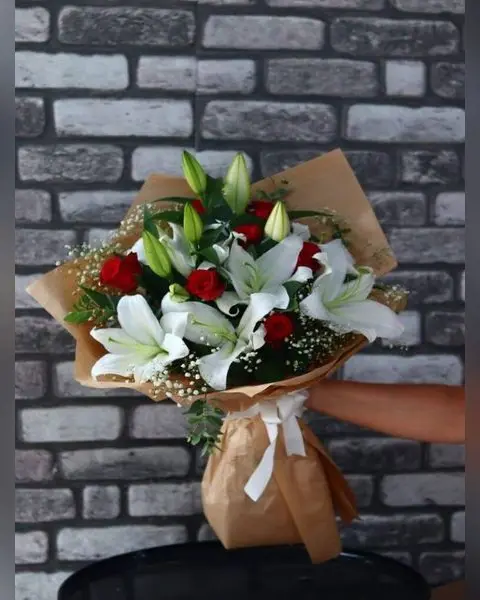 Beyaz Lilyum ve Kırmızı Gül Buketi