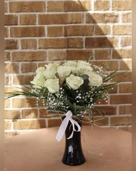 Siyah Vazoda Beyaz Güller